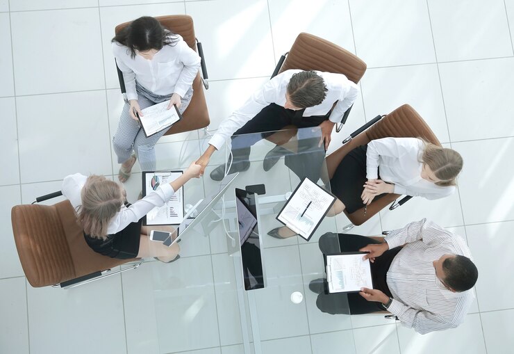 Foto parceiros de negócios de aperto de mão na reunião.