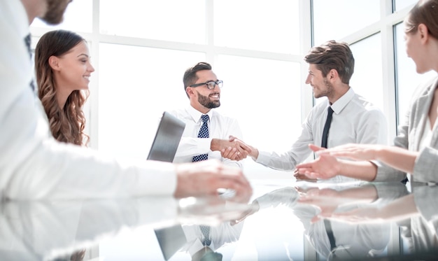 Parceiros de negócios de handshake de visão inferior sobre o conceito de cooperação Deskthe