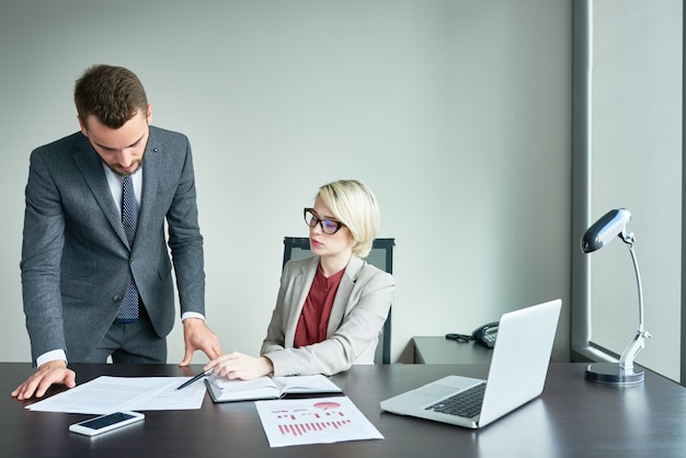 Parceiros de negócios de sucesso trabalhando no escritório