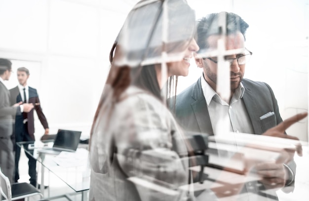 Parceiros de negócios discutindo novas oportunidades