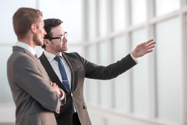 Parceiros de negócios discutindo perspectivas de trabalho