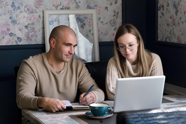 parceiros de negócios durante o almoço em um café trabalhando em um laptop