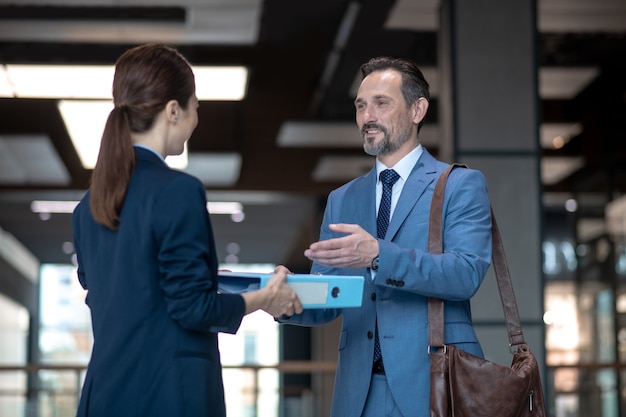 Parceiros de negócios em roupas formais no trabalho