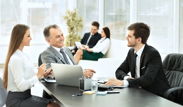 Parceiros de negócios estão discutindo um plano de cooperação no contexto do trabalho em equipe no escritório