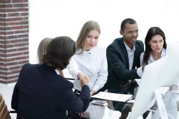 Parceiros de negócios internacionais apertam as mãos nas negociações