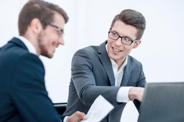 Parceiros de negócios próximos discutem os termos do conceito de contrato de negócios