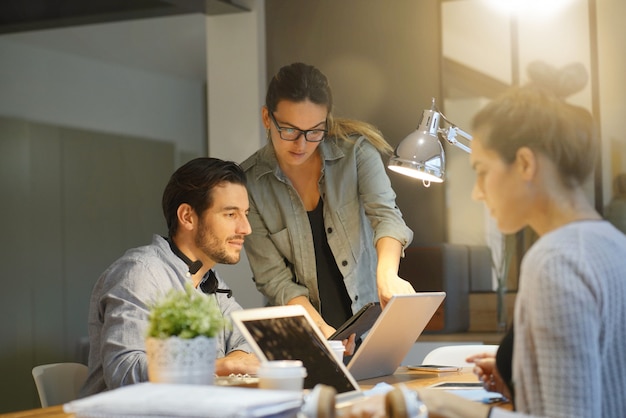 Parceiros de negócios repassando projeto no espaço de trabalho co