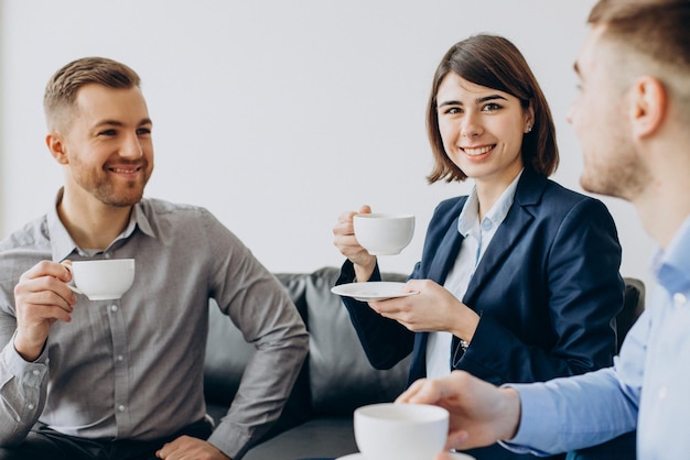 Parceiros de negócios tomando café no escritório