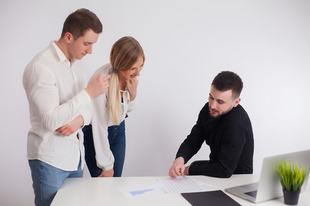 Parceiros discutem o projeto de trabalho no escritório da empresa