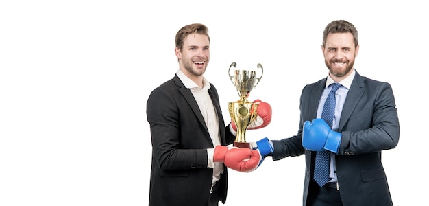 Parceiros felizes seguram o prêmio de conquista de negócios da taça de ouro comemorando o troféu de sucesso e o prestígio conquistaram o prêmio Empresários em luvas de boxe comemoram a vitória da equipe empreendedora do ano