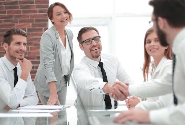 Parceiros financeiros do aperto de mão na mesa