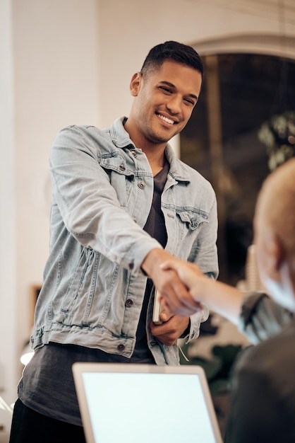 Foto parceria de aperto de mão e homem para acordo de negócios e colaboração para empresa iniciante trabalho em equipe de sucesso e pessoas apertando as mãos no escritório moderno para agradecimento, boas-vindas e integração