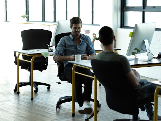 Parceria de inicialização de empresário e bate-papo na mesa com conselhos de discussão e conversa no local de trabalho Formação de equipe de grupo de empreendedores e conversa no escritório com amigos planejando e metas da empresa