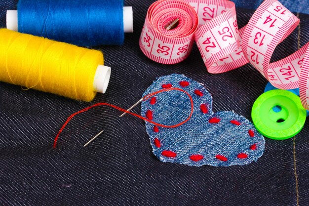 Parche en forma de corazón en jeans con hilos y botones cerrados