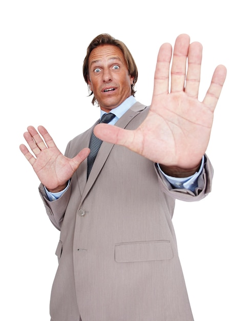 Pare a mão e o empresário em estado de choque em um estúdio com uma expressão facial assustada ou assustada Surpreenda o medo e o retrato de um homem de terno com um gesto de espera isolado por um fundo branco