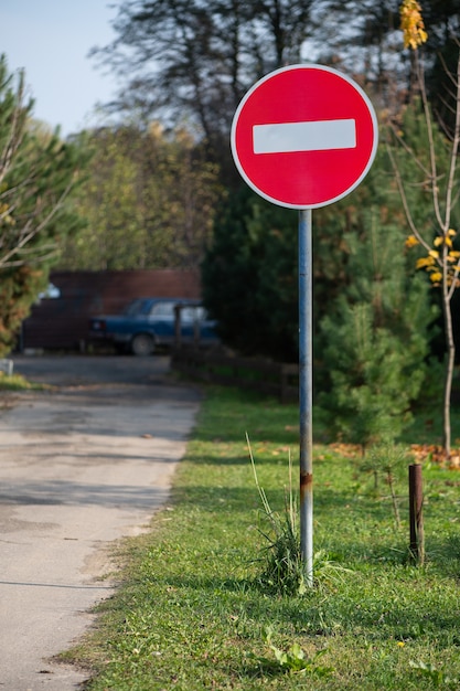 Pare a placa de trânsito no poste de metal proibindo o movimento