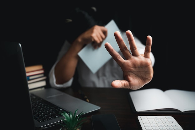 Foto pare a violência de assédio no conceito de local de trabalho chefe ou empregador assediou sexualmente uma mulher de negócios no trabalho menina deprimida sentada no escritório pare a violência contra a mulher dia internacional da mulher