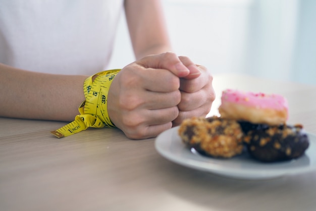 Pare de comer sobremesa e gordura para uma boa saúde, conceito de dieta