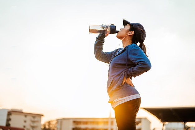 Pare de descansar e beba o descanso da proteína de soro de leite depois de correr na pista de corrida ao redor