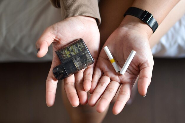 pare de fumar comece o conceito de vaping. Cigarro vs conceito de cigarro eletrônico.