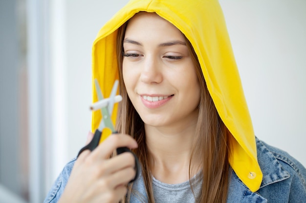 Pare de fumar, mulher corta um cigarro com uma tesoura.