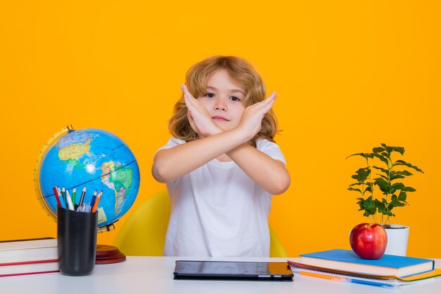 Pare de intimidar Aluno triste e zangado Aluno em idade escolar aprendendo em sala de aula estudar inglês na escola Criança do ensino fundamental Retrato de aluno engraçado aprendendo