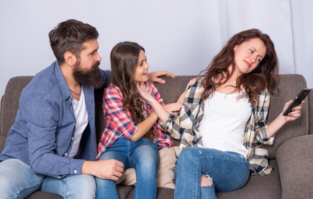 Pare de nos ignorar. Mãe ignorando a família. Viciado em smartphone. Infeliz pai e filha