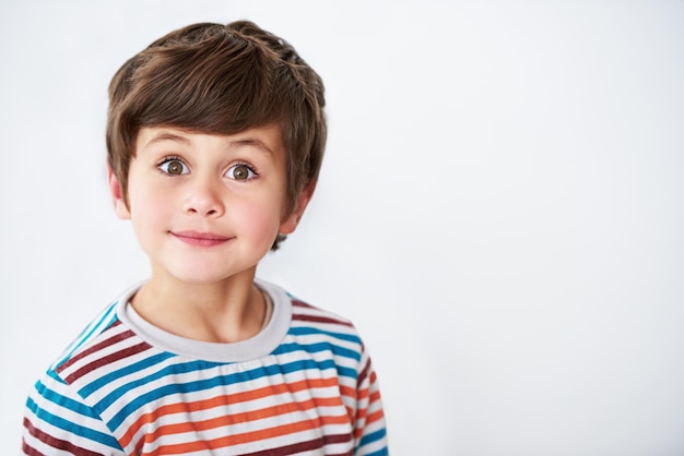 Pare de olhar agora Foto de um menino bonitinho olhando para a câmera