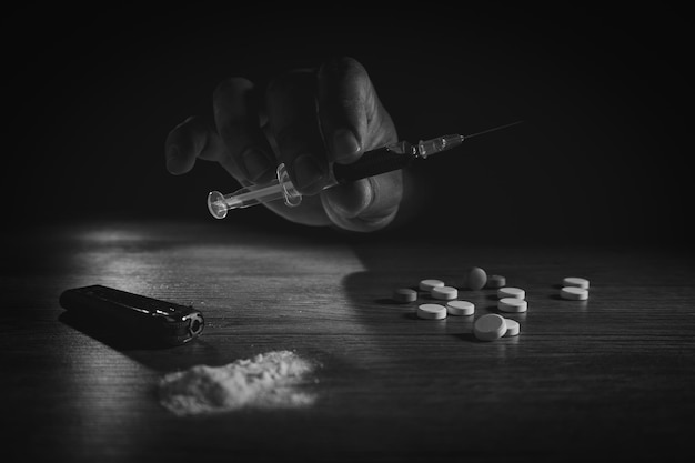 Foto pare o conceito de toxicodependência dia internacional contra seringa de drogas e heroína cozida na colherxa