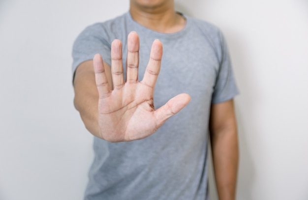 Pare o conceito de um homem mostrando a mão fazendo