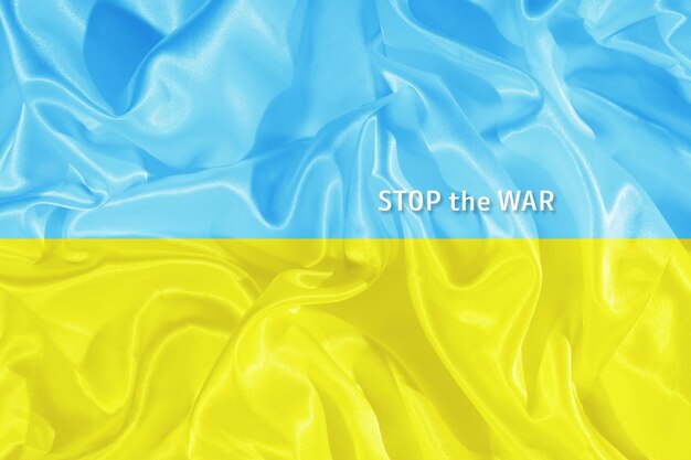 Pare o texto de guerra na bandeira ucraniana azul-amarela