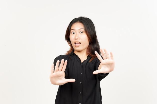 Pare ou rejeite o gesto da mão da bela mulher asiática isolada no fundo branco