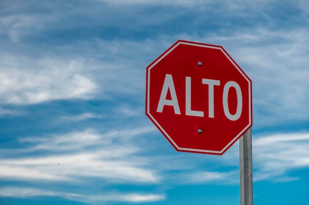 Pare la señal de tráfico en México, con las palabras Alto