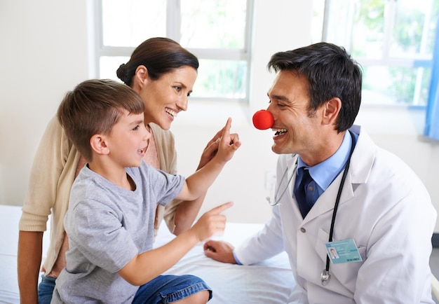 Parece que é rudolph, a rena de nariz vermelho foto recortada de um médico entretendo seus pacientes