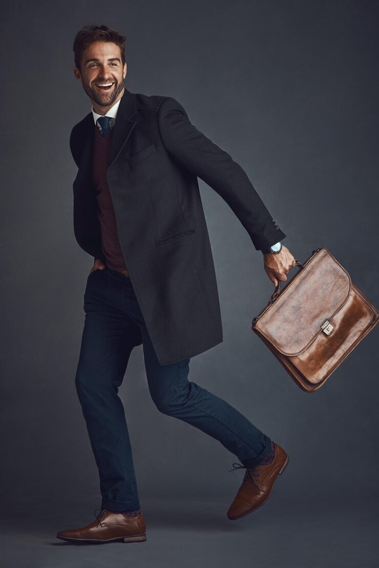 Foto parecendo bom e bom para ir foto de estúdio de um jovem elegantemente vestido em movimento contra um fundo cinza