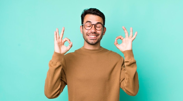 Parecendo concentrado e meditando sentindo-se satisfeito e relaxado pensando ou fazendo uma escolha