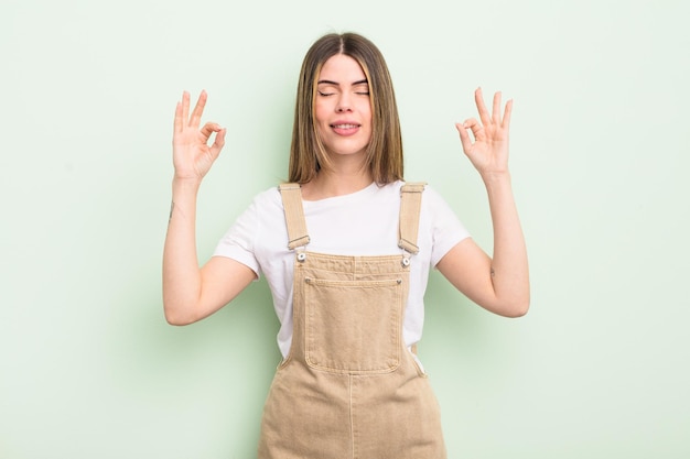 Parecendo concentrado e meditando sentindo-se satisfeito e relaxado pensando ou fazendo uma escolha