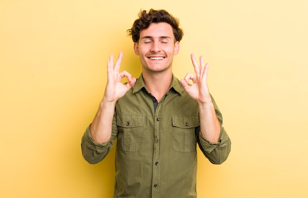 Parecendo concentrado e meditando sentindo-se satisfeito e relaxado pensando ou fazendo uma escolha