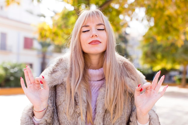 Parecendo concentrado e meditando sentindo-se satisfeito e relaxado pensando ou fazendo uma escolha