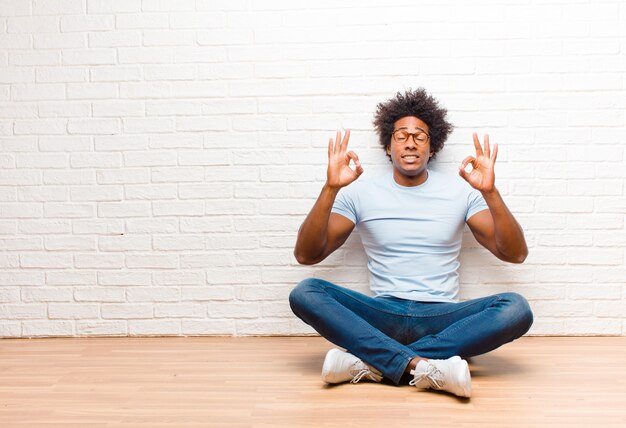 Parecendo concentrado e meditando, sentindo-se satisfeito e relaxado, pensando ou fazendo uma escolha