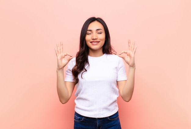 parecendo concentrado e meditando, sentindo-se satisfeito e relaxado, pensando ou fazendo uma escolha