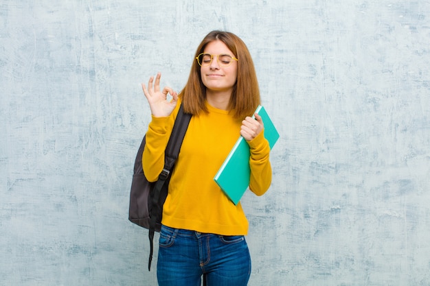 Parecendo concentrado e meditando, sentindo-se satisfeito e relaxado, pensando ou fazendo uma escolha