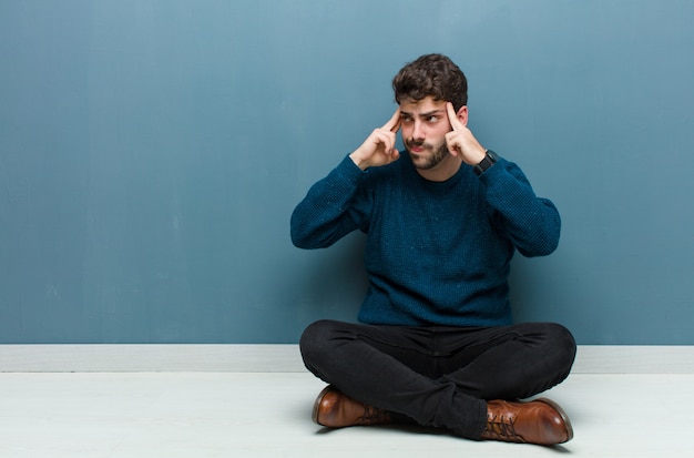 Parecendo concentrado e pensando muito em uma idéia, imaginando uma solução para um desafio ou problema