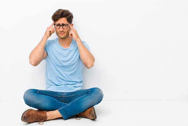 Parecendo concentrado e pensando muito em uma idéia, imaginando uma solução para um desafio ou problema