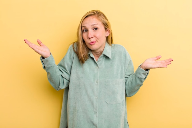 Parecendo confuso, confuso e estressado, imaginando entre diferentes opções, sentindo-se incerto