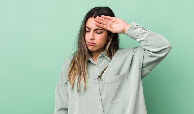 Parecendo estressado, cansado e frustrado, secando o suor da testa, sentindo-se sem esperança e exausto