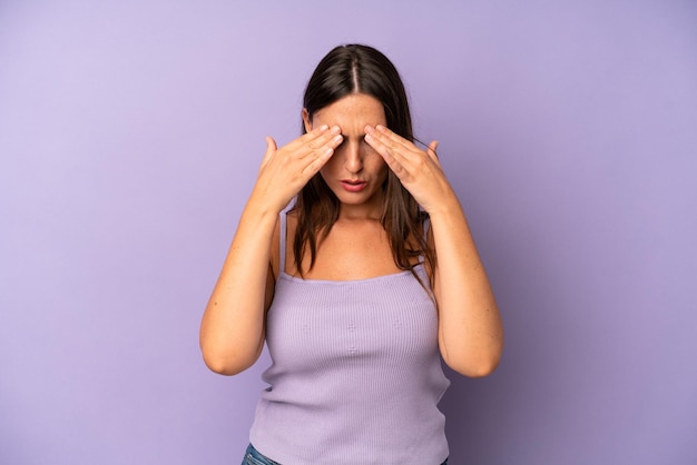 Parecendo estressado e frustrado trabalhando sob pressão com dor de cabeça e incomodado com problemas