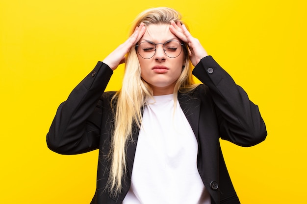 parecendo estressado e frustrado, trabalhando sob pressão com dor de cabeça e preocupado com problemas