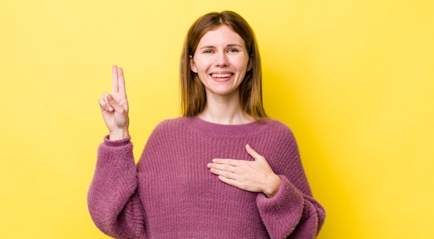 parecendo feliz, confiante e confiável, sorrindo e mostrando o sinal da vitória com uma atitude positiva