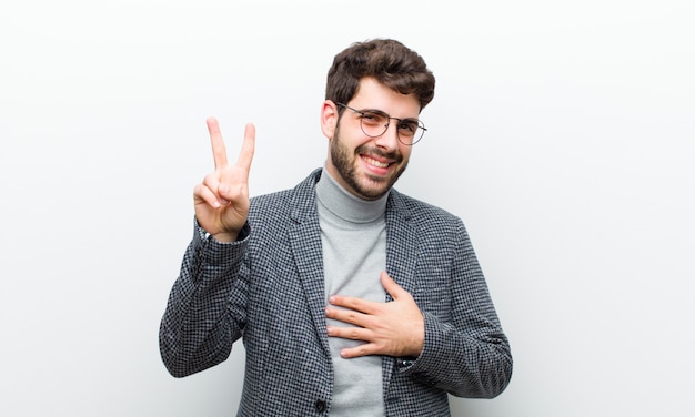 parecendo feliz, confiante e confiável, sorrindo e mostrando sinal de vitória, com uma atitude positiva